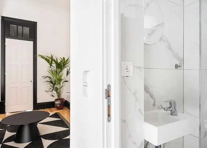 Terraced In The Heart Of - Free Parking *