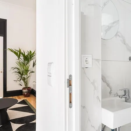 Terraced In The Heart Of - Free Parking *